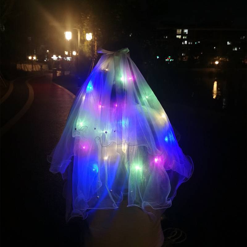 A big hair clip with a radiant veil of seven colours